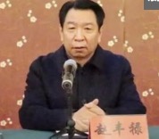 发生争执，老妪被人推打下池塘，见义勇为企业家跳入水中救人